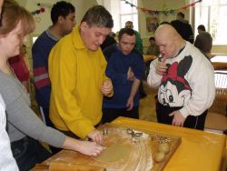 Pečenie medovníčkov 2013 - Iuventa+Mikuláš 6.12.2013 073